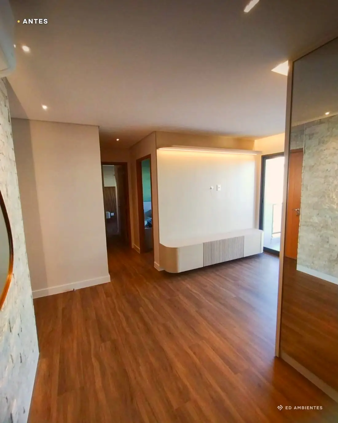 Console curvo com iluminação embutida sobre piso vinílico amadeirado