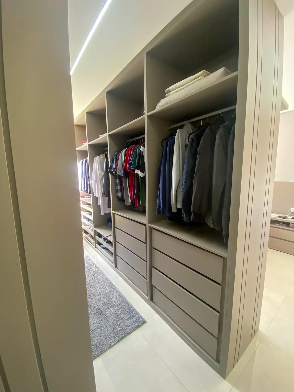 Closet planejado: como aproveitar cada centímetro do quarto