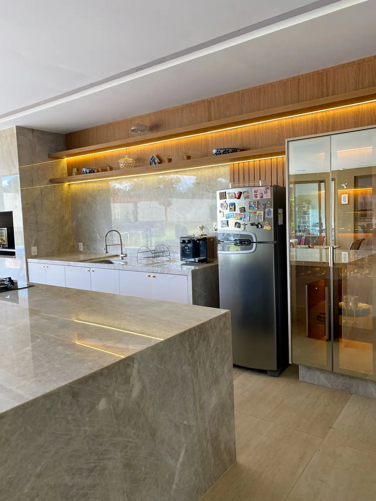 Cozinha planejada grande: como funciona o projeto com ilha integrada